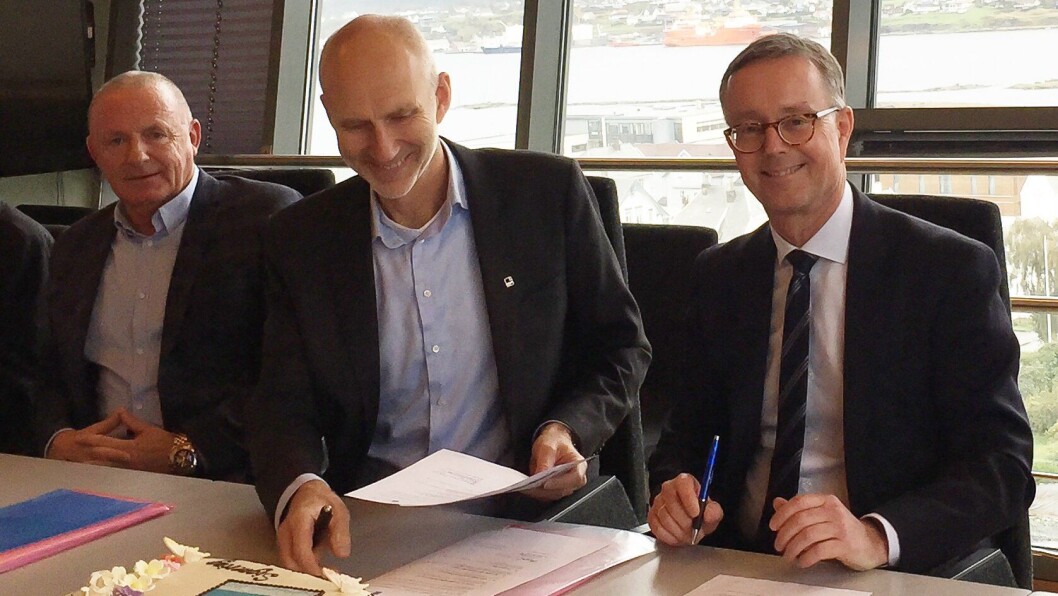 Distriktleder Ove Nedrebø (f.v) og konserndirektør Hans Olav Sørlie fra Veidekke signerer kontrakt med administrerende direktør Olav Klausen fra Helse Fonna. Distriktleder Ove Nedrebø (f.v) og konserndirektør Hans Olav Sørlie fra Veidekke signerer kontrakt med administrerende direktør Olav Klausen fra Helse Fonna.