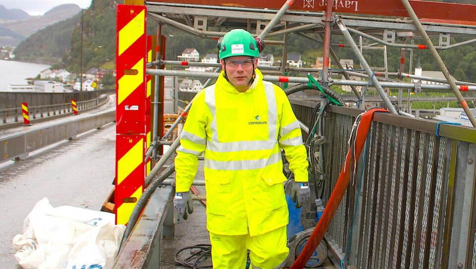 HELTIDSANSATT HOVEDVERNEOMBUD:  Ståle Stensland er heltidsansatt hovedverneombud i Consolvo AS. Her er han ute på et oppdrag på toppen av den værutsatte Måløybrua i Sogn og Fjordane.