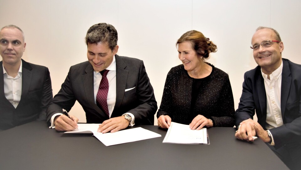Kontrakten ble signert i Trondheim fredag 28. september. Fra venstre: Pablo Garcia Caramés (finanssjef i Acciona Construction), Joan Gil (divisjonssjef i Acciona Construction), Ingrid Dahl Hovland (adm. dir. i Nye Veier) og Johan Arnt Vatnan (prosjektdir. i Nye Veier).