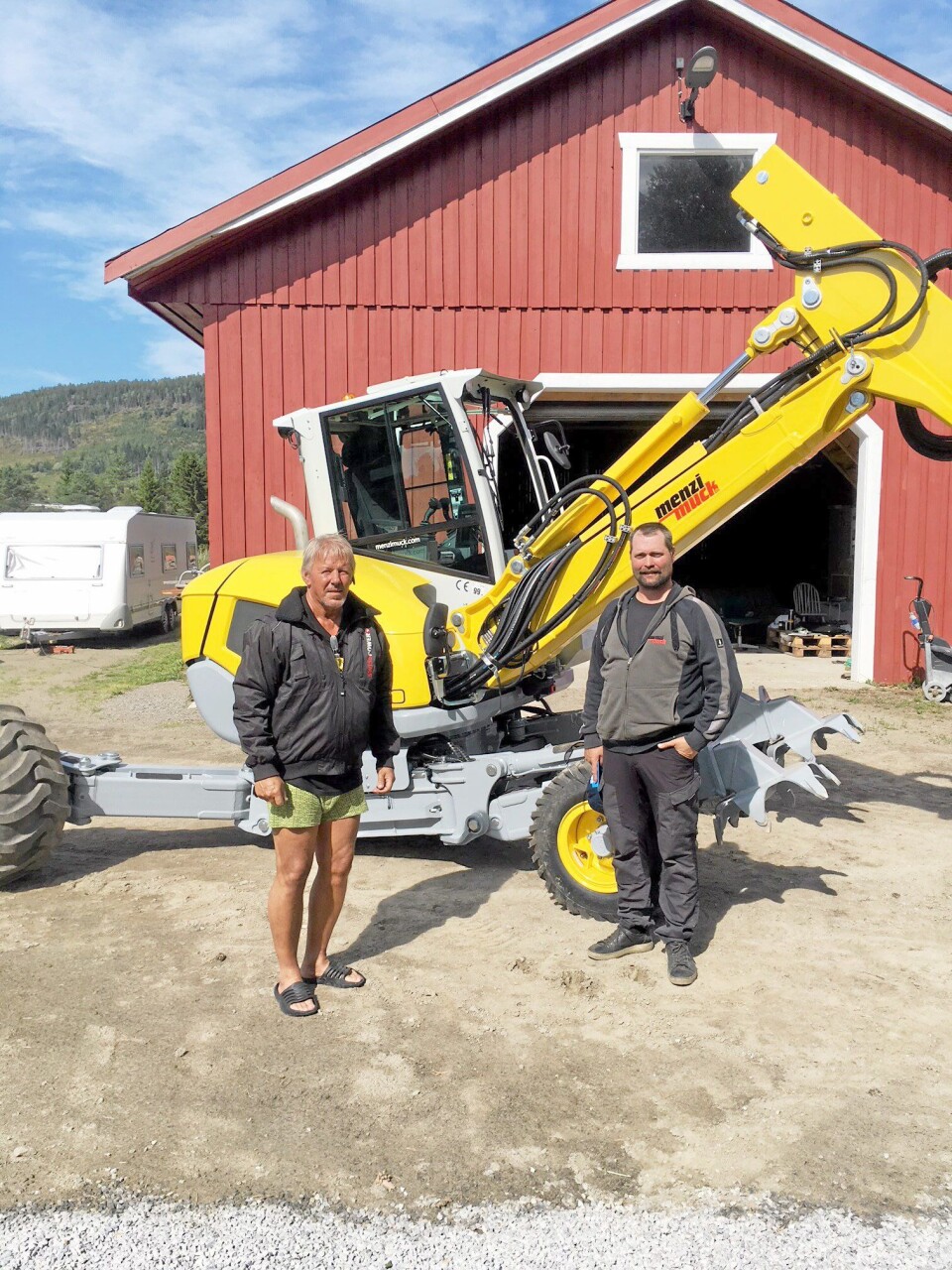 Menci Muck M2, første i Scandinavia levert til HeliTeknikk i Grong 31. juli 2018. T.v. eier Trond Eriksen og maskinfører Egil Reppen. Foto: Truls Østerud, Menzi Muck Scandinavia.