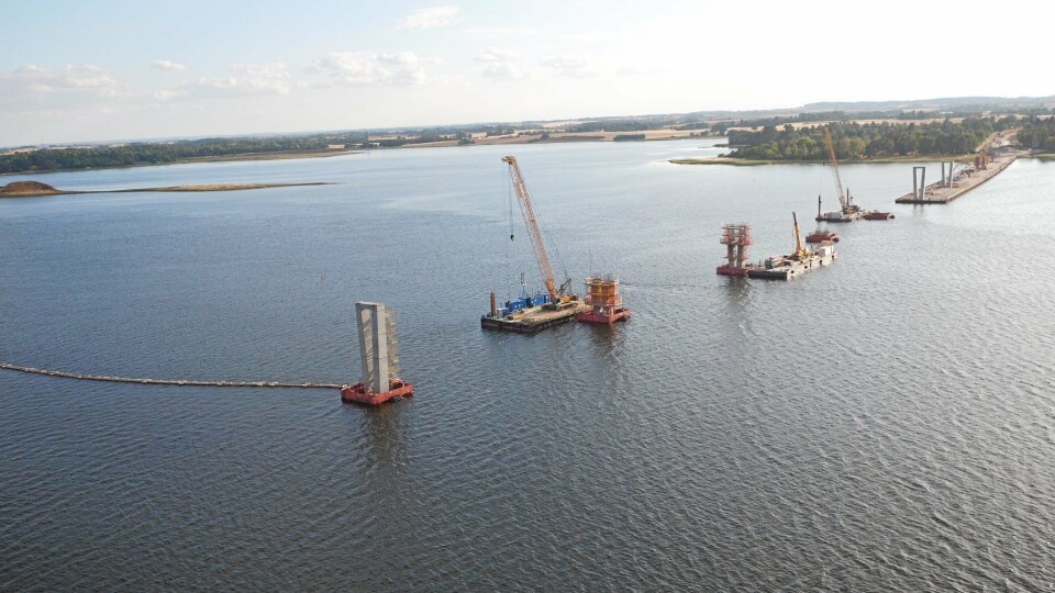Brofundamentet over Roskildefjorden består av 16 bropilarer og to brofester. Makshøyden på broen vil være 22,2 meter. Foto: Acciona
