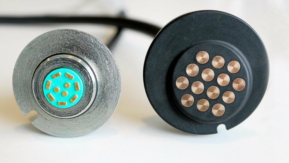 NY: Steelwrist lanserer en selvrengjørende el-kontakt for SQ-fester. Kontakten har fått navnet V14. V14 har fjorten poler istedenfor ti (gammel til venstre).Foto: Steelwrist