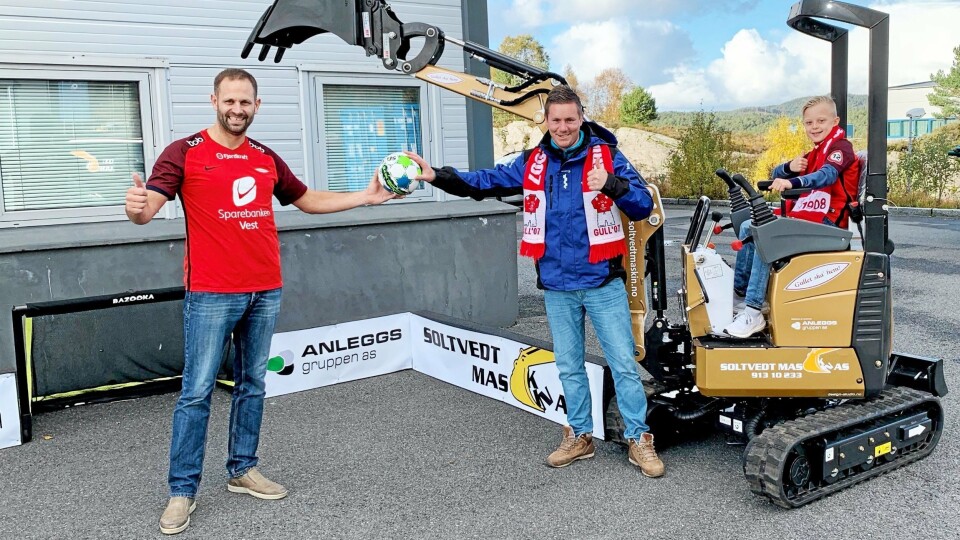 ALT FOR BRANN: Fra venstre står den helfrelste Brann-supporteren Rudi Soltvedt i Soltvedt Maskin som har kjøpt en gullfarget Bobcat minigraver a, Marius Fjeldstad i Anleggsgruppen AS . Til høyre har maskot Jens Nese tatt plass i førersetet.Foto: Privat