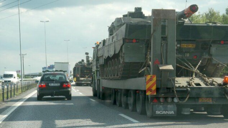 Militær kolonne. Det er ikke tillatt å legge seg inn mellom kjøretøyene som deltar i en militær kolonne. Dette går relativt geit på firefeltsvei. På tofeltsvei er det en helt annen historie.