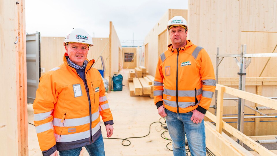 Prosjektleder Roy Gunnar Berg (t.v.) ser store fordeler med massivtre i byggprosjekter. Her sammen med formann Kjetil Farstad på prosjektet Alta omsorgssenter.