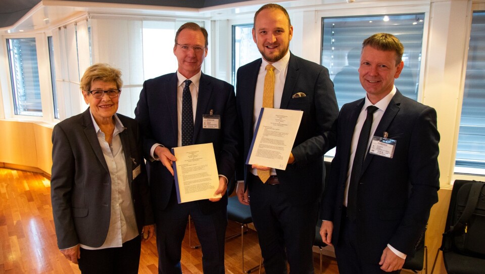 Bompengeavtale signert med Bompengeselskap Nord AS. F.v: Britt Skinstad Nordlund, nestleder i selskapet, Erling Adelstein Bortne, daglig leder i selskapet, samferdselsminister Jon Georg Dale og Frode Espen Enoksen, styreleder i selskapet.