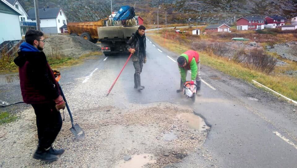 Svein Vegar Lyder og hans menn i Lebesby skaffet til veie en asfaltkutter og noen tonn asfalt for å reparere fylkesveien til det lokale fiskemottaket, Lyder Fisk.