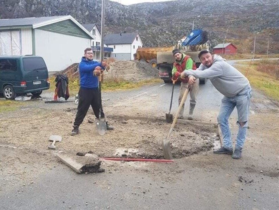 Svein Vegar Lyder (t.h.) og co. ble veiarbeidere for en halv dag.