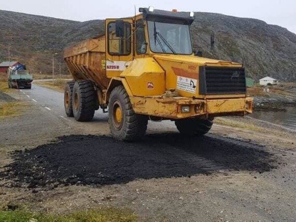 Det ble brukt en dumper til å presse ned asfalten.