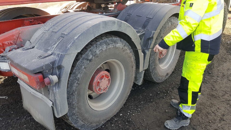 En enkel sjekk med et 90-graders armeringsjern brukes for å sikre at stein ikke blir med anleggsmaskinene ut på veiene.