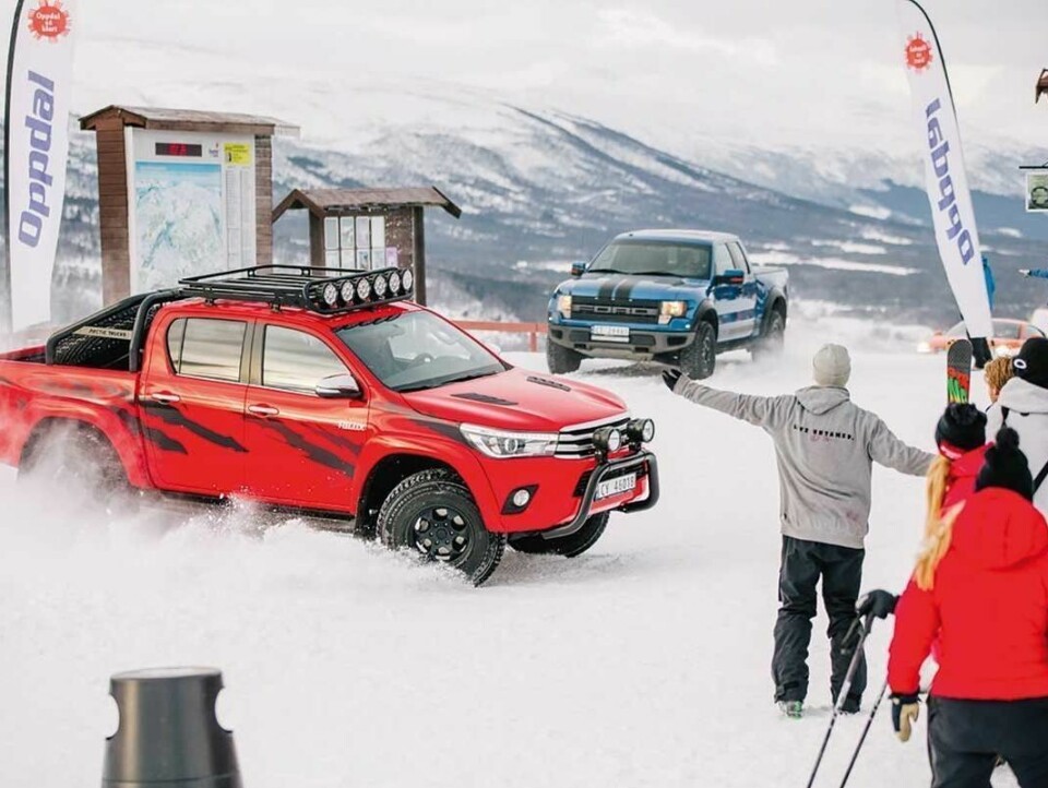 Toyota-pickupen i aksjon på filmsettet under innspillingen av filmen Børning 2.