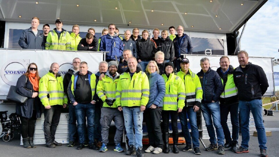 Ungdommene som deltok på toppen, dommere og arrangører på linja nedenfor. Bildet representerer sannsynligvis den beste fagkompetansen innen Yrkessjåførfaget i Norge akkurat nå.