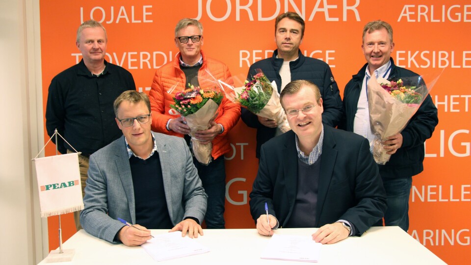 Bak f.v: Roar Haugholt (prosjektleder Peab), Morten Engeflaen (styreformann Årnes Kvartalet AS, lokal initiativtaker og byggherre), Lars Anders Røen (SHA-ansvarlig), Per Henrik Bråthen (byggherre). Foran f.v: Rune Lyngbø (distriktssjef Peab), Tim Holmvik (daglig leder Årnes Kvartalet AS - byggherre).