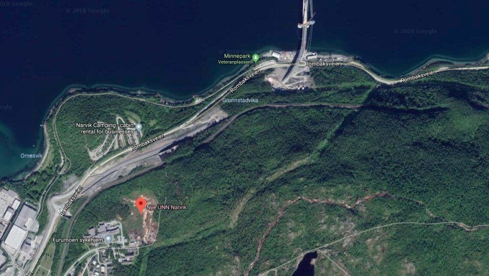 LNS skal bygge en tunnel på 600 meter mellom området ved Hålogalandsbrua (øverst på bildet) til et nytt sykehus i Narvik (merket med rødt).