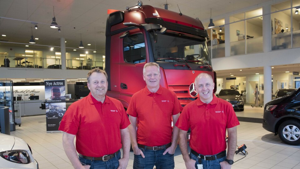 Mercedes-Benz selgerne Tommy Solbakken, Geir Bakken og Hans-Jørgen Engen kan vise frem nye Actros på Lørenskog torsdag. Før bilen skal tilbake til fabrikken.