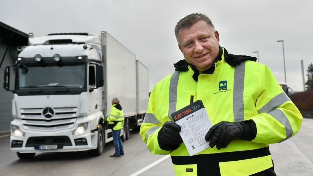 Får informasjon: NLF-direktør Geir A. Mo viser frem Kjettingguiden som deles ut til alle yrkessjåfører som er innom kontrollplassene. (Foto: Stein Inge Stølen)