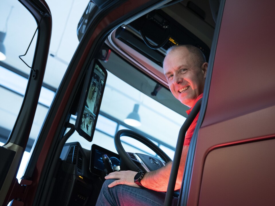 En skjerm på hver A-stolpe viser bildene fra «speil-kameraene» på nye Mercedes-Benz Actros. De tror selger Hans-Jørgen Engen kundene vil like.