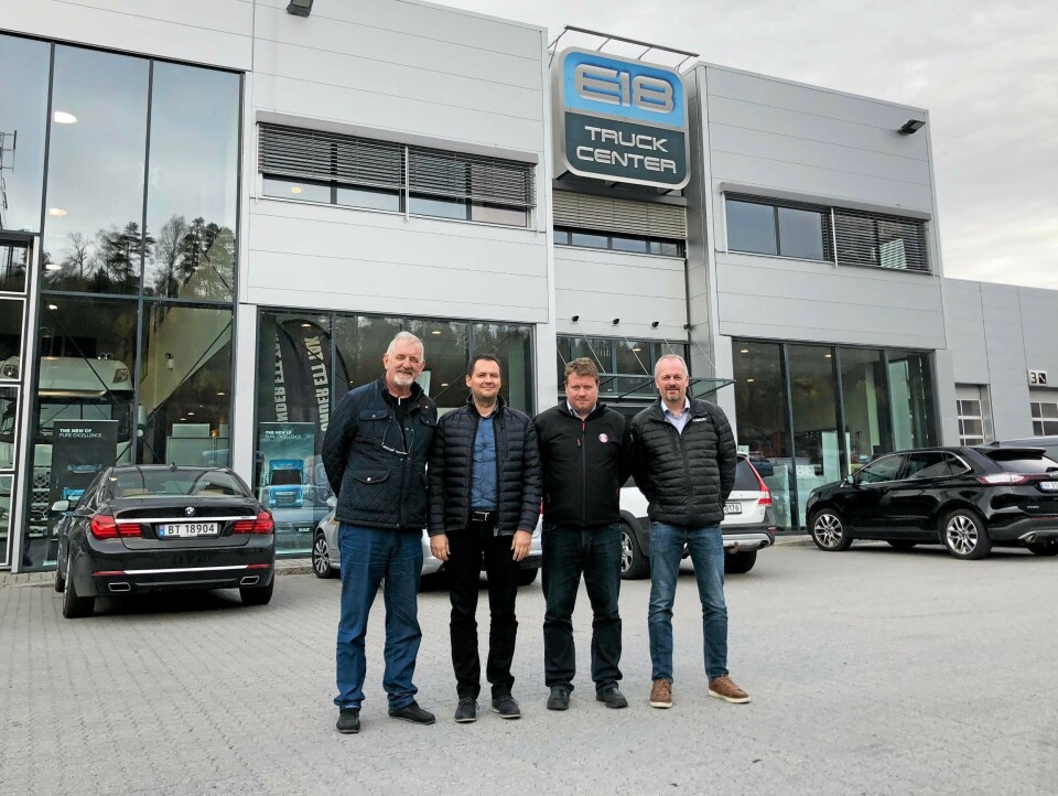 I BOKS: E18 Truckcenter i Porsgrunn overtar som Tatra-importør til Norge. På bildet fra venstre: Eier og daglig leder Lasse Andersen i E18 Truckcenter, Tatras Tomas Pilat og Petr Kroca og tidligere importør Jarl-Tore Johansen i Johansen Maskin AS i Korgen som fortsetter som forhandler.