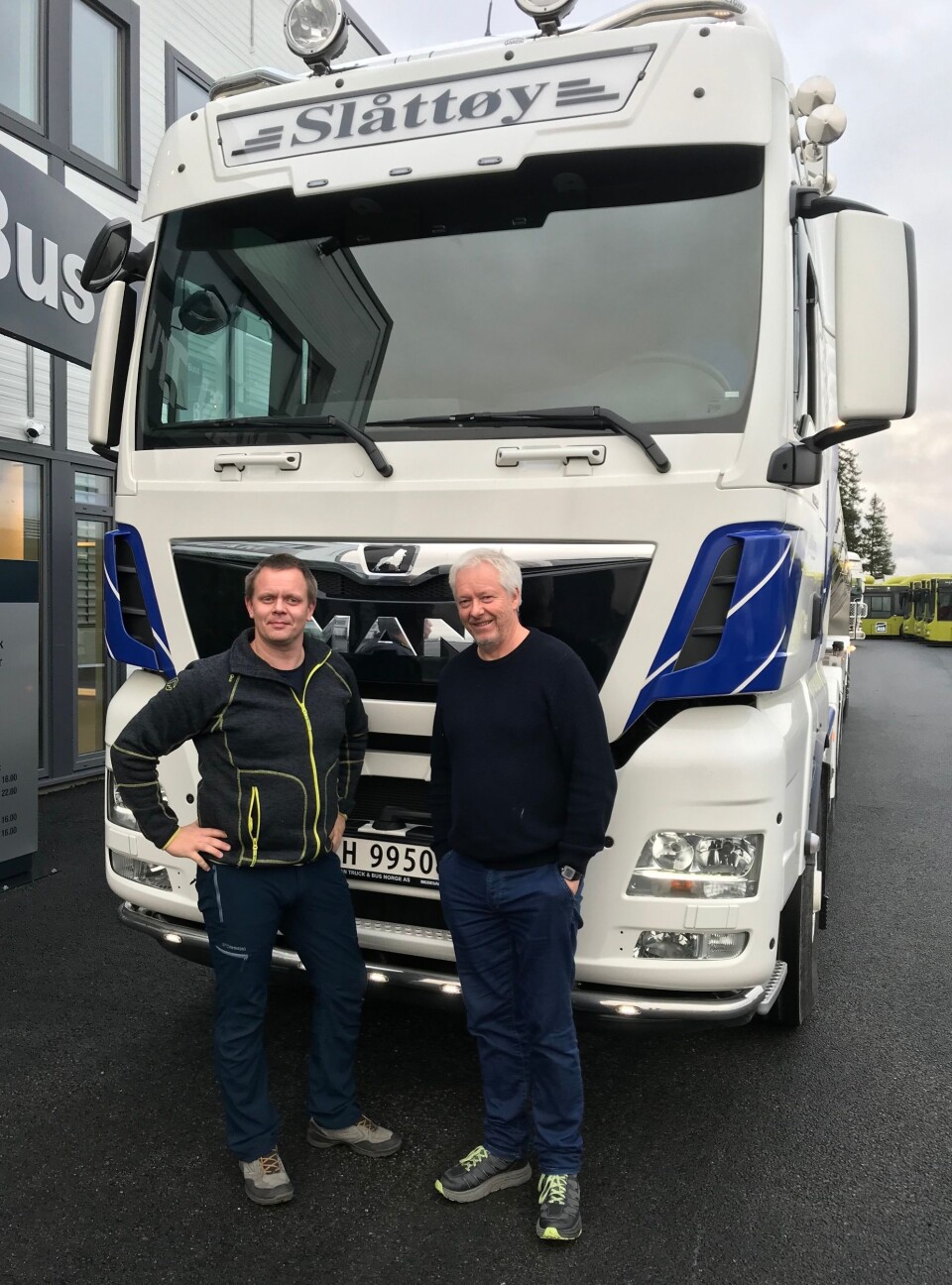 Håvard Morten Henningsen (til venstre) og Morten Høgeli er de to faste sjåførene på det nye melketankvogntoget til Hans Ivar Slåttøy Transport AS.