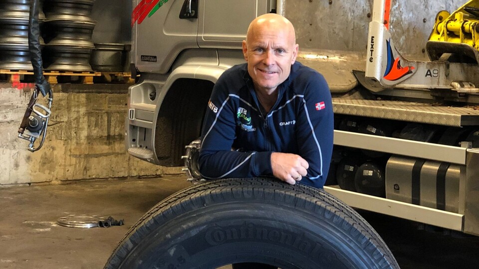 Tømmerbil-sjåfør Tommy Rustad skal teste både lastebildekk og personbildekk for Continental, og han skal være en ambassadør for dekkmerket.