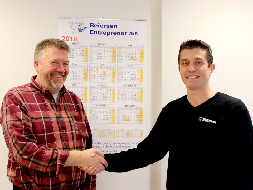 Daglig leder Audun Reiersen (t.v.) i Reiersen Entreprenør AS og key account manager, Stian Brække i Steelwrist AS signerte kontrakten. Daglig leder Audun Reiersen (t.v.) i Reiersen Entreprenør AS og key account manager, Stian Brække i Steelwrist AS signerte kontrakten.
