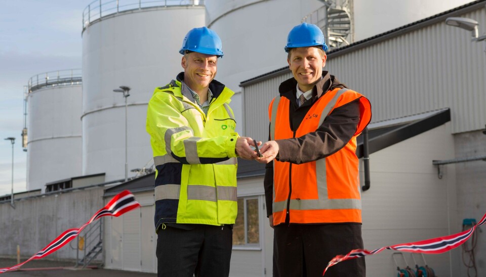 Daglig leder Thorbjørn Larsson i Air BP Nordics og direktør Aslak Sverdrup i Avinor, markerte åpningen av den oppgraderte terminalen under en seremoni mandag. Daglig leder Thorbjørn Larsson i Air BP Nordics og direktør Aslak Sverdrup i Avinor, markerte åpningen av den oppgraderte terminalen under en seremoni mandag.