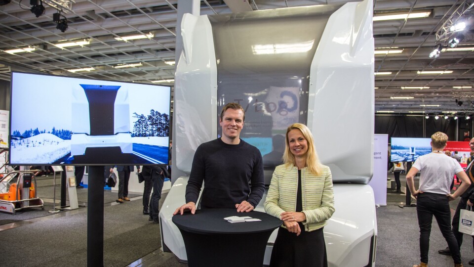 CEO og grunnlegger av Einride, Robert Falck og Linda Borgenstam hos Schenker gleder seg til å teste T-pod på offentlig vei. Her foran søsterbilen T-log under Logistik og Transport-messen i Göteborg tirsdag.