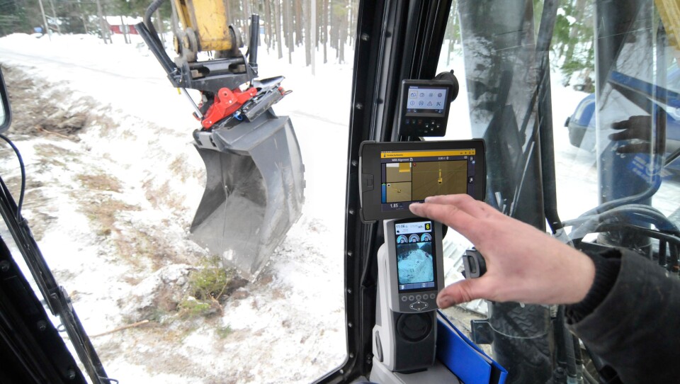 Funksjonen, som kalles Automatic Grade Control, innebærer at tiltvinkelen tilpasses automatisk efter modellen i gravesystemet og at føreren kan fokusere på høyden og rotasjonen.