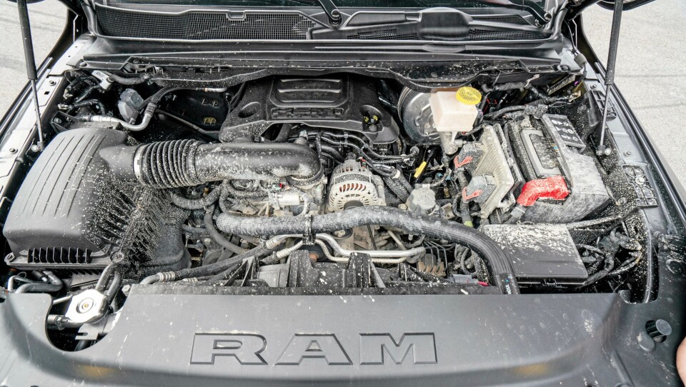 POWER: 5,7-liters V8 Hemi-motor med 395 hk og 556 Nm dreiemoment. Papirene opplyser at den bruker 0,98 l/mil på landeveiskjøring. Blandet kjøring er 1,28 l/mil og bykjøring bør du unngå med nesten 2-liter på mila.