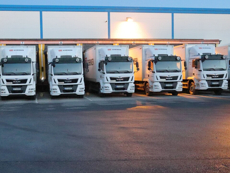 Fem av HOB Gods' i alt sju nye MAN TGM 18.290 foran DB Schenker-terminalen på Rudshøgda.