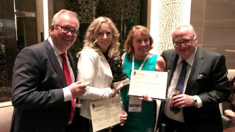 En glad norsk bukett etter at Norsk fjellsprengningsmuseum fikk prisen på ITA Tunneling Awards i Kina. Fra venstre: styreleder Ola Woldmo i Norsk fjellsprengningsmuseum, Fredrikke Syversen i Bane Nor (nominert i kategorien «Young tunneler of the year»), generalsekretær Tone Nakstad i NFF og Tom Melbye.