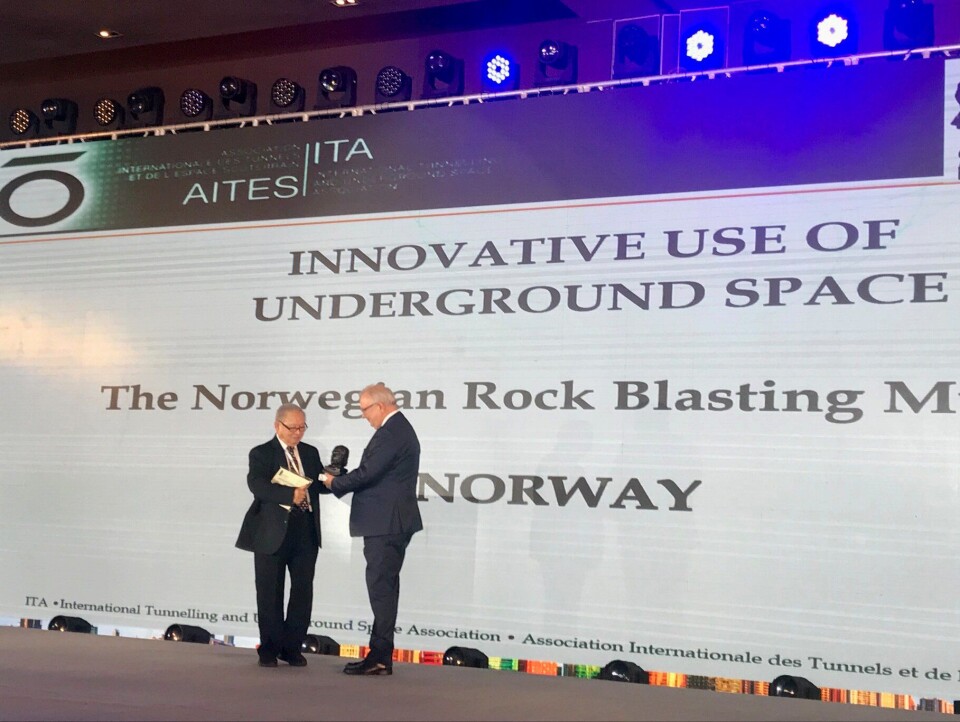 Styreleder Ola Woldmo i Norsk fjellsprengningsmuseum tok imot prisen under ITA Awards.