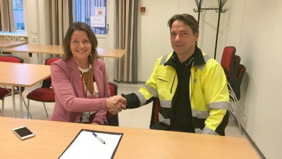 Seksjonsleder Elin Hermanstad Havik i Statens vegvesen og avdelingsleder/prosjektleder Kai Vegard Østnes i Braathen Landskapsentreprenør skrev 8. november under kontrakten om bygging av gateterminal i Jonas Lies gate i Lillestrøm.