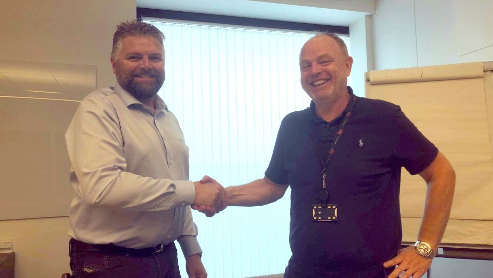 Even Sjøli, daglig leder i MjøsPlan AS (t.v.) og Vegard Sollie, daglig leder i Leica Geosystems AS signerte avtalen.