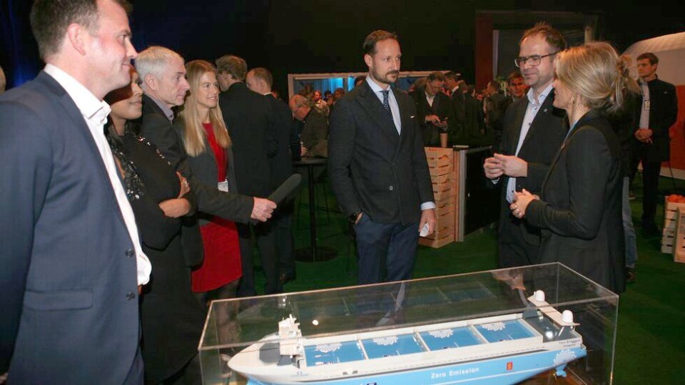 Daglig leder Marius Holm i miljøstiftelsen Zero (t.v.) kunne med interesse følge samtalen mellom kronprins Haakon og Yara Birkelands Bjørn Tore Orvik og Kristin Nordal.