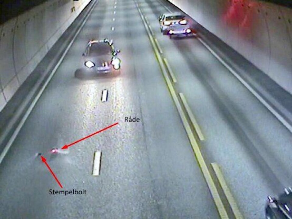 En stempelbolt og en rødglødende råde ble liggende i veibanen i tunnelløpet etter at motorhavariet inntraff.