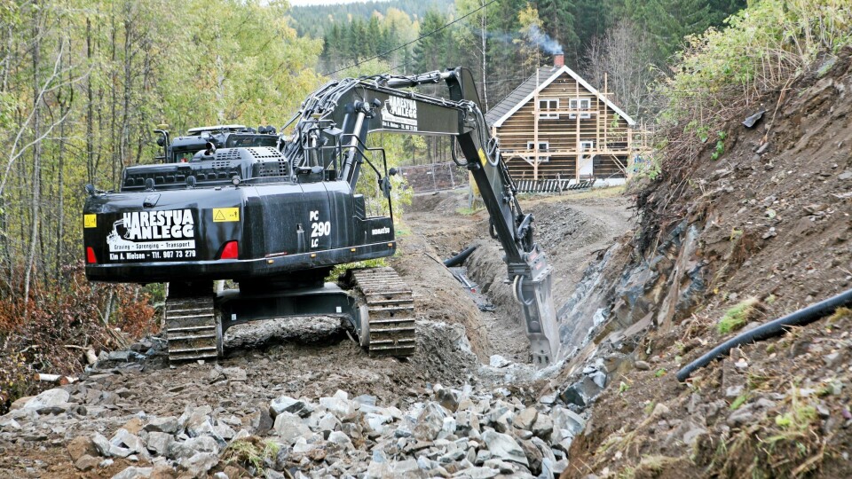 VA-GRØFT: «Kubikk-Nielsen» og hans nye Komatsu PC290LC-11 hamrer løs på en fjellrabbe i ei VA-grøft på Jevnaker.