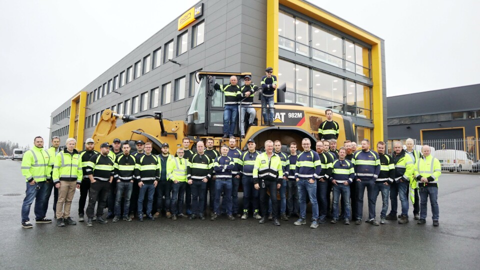 MEKANIKERNE: Vassbakk & Stol hadde med mekanikere, servicemedarbeidere og sveiserne til Pon Equipment på Berger nord for Oslo for å markere årets storhandel av Cat-maskiner.