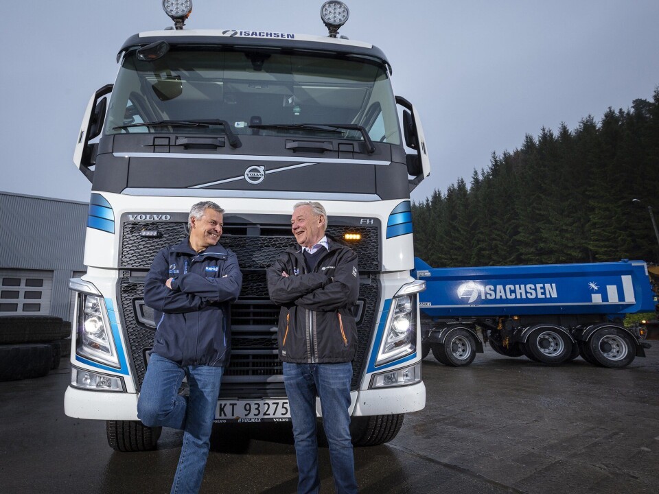 Takk for handelen sier Leif Ole Løvås, selger i Volmax Kongsberg (t.h.) til Frank Ole Sørensen, daglig leder i Hæhre & Isachsen Maskinutleie AS.