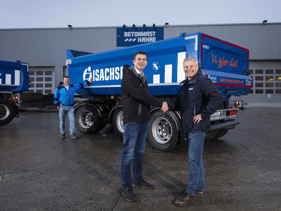 Dette er Maur Bilpåbyggs største avtale på hengere og påbygg. En fornøyd salgsleder i Maur Bilpåbygg, Christian Riise takker daglig leder i Hæhre & Isachsen Maskinutleie AS Frank-Ole Sørensen (t.h.). I bakgrunnen transportleder i Isachsen Transport, Rune Tøftum.
