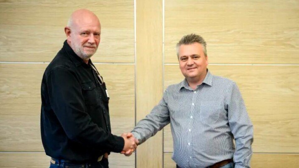 Fra venstre: Lars Johnsen (Norsk Transportarbeiderforbund) og Jørn Eggum (Fellesforbundet) signerte avtale om sammenslåing.