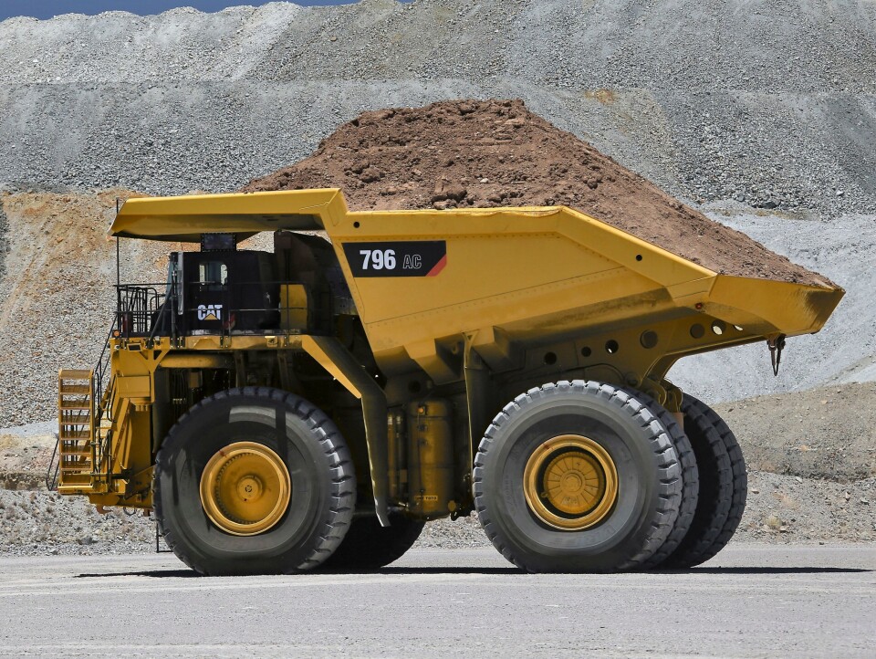 Cat 796 AC er et nytt tilskudd i Caterpillars overgang fra mekanisk til elektrisk drevne tipptrucker. I begge versjonene står en Cat dieselmotor for energileveringen.