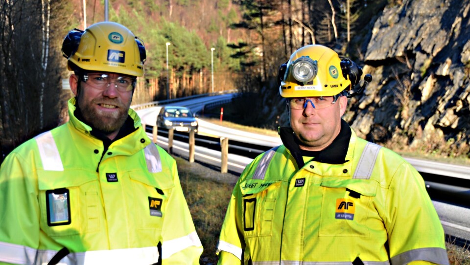 Prosjektleder Hans Olav Omnes (t.v.) og Bernt Moen (driftsleder vei) fra totalentreprenør AF Gruppen ved Døle bru i Mandal. I bakgrunnen hvor bilen befinner seg starter AF Gruppen anleggsarbeidene i terrenget.