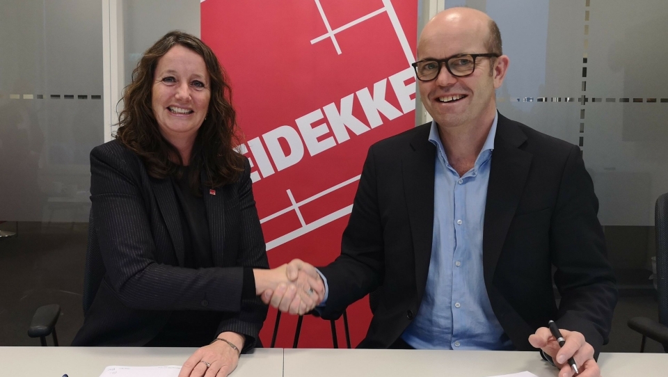 Direktør prosjektutvikling i Entra, Per Ola Ulseth, og direktør Birte Almeland i Veidekke Bygg Vest signerte kontrakten for bygget som blant annet skal huse nytt skattekontor i Trondheim.