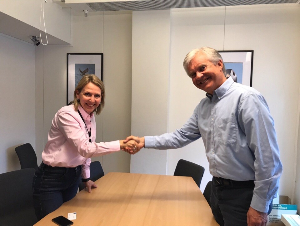 Irene Måsøval (direktør for Fornebubanen) og Øyvind Klevar (daglig leder i Geonor AS) signerte kontrakten.