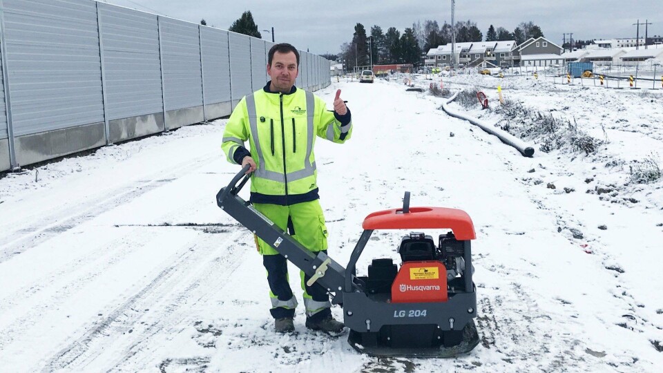 Håkon Rønningen i Rønningen maskin med en vibroplate lik den som ble stjålet. Nå ser han frem til å få sin stjålne plate tilbake.
