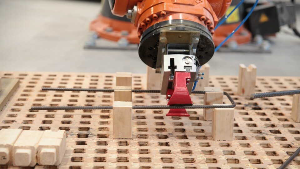 Robot i sving med å prefabrikkere armeringskurver.