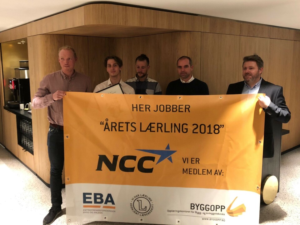 Fra venstre: Site manager Lars Hauff, lærling Nicklas Fjeldstad , formann Stein Erik Bernes, arbeidsleder Arne Johan Larsen og områdeleder sør/vest Stian Lyngsgård.