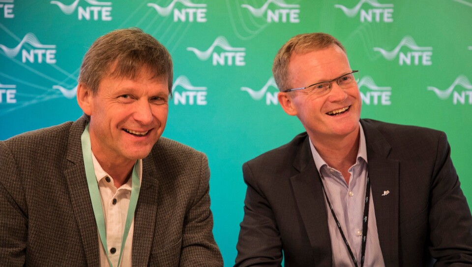 Svenn-Aage Bråtene, prosjektsjef Skanska Anlegg og Kenneth Brandsås, adm. direktør NTE Energi AS signerte kontrakten på bygging av Nedre Fiskumfoss kraftverk.