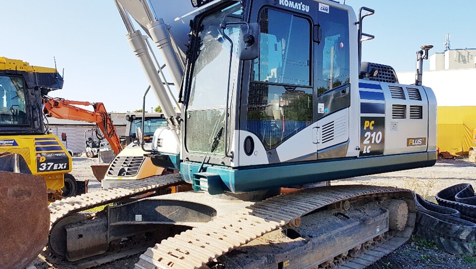 SVINDEL: Denne Komatsu PC 210 graveren leide mannen og prøvde umiddelbart å selge den videre. På tross av at han ikke eide den. Nå er den tilbake hos Hesselberg Maskin.